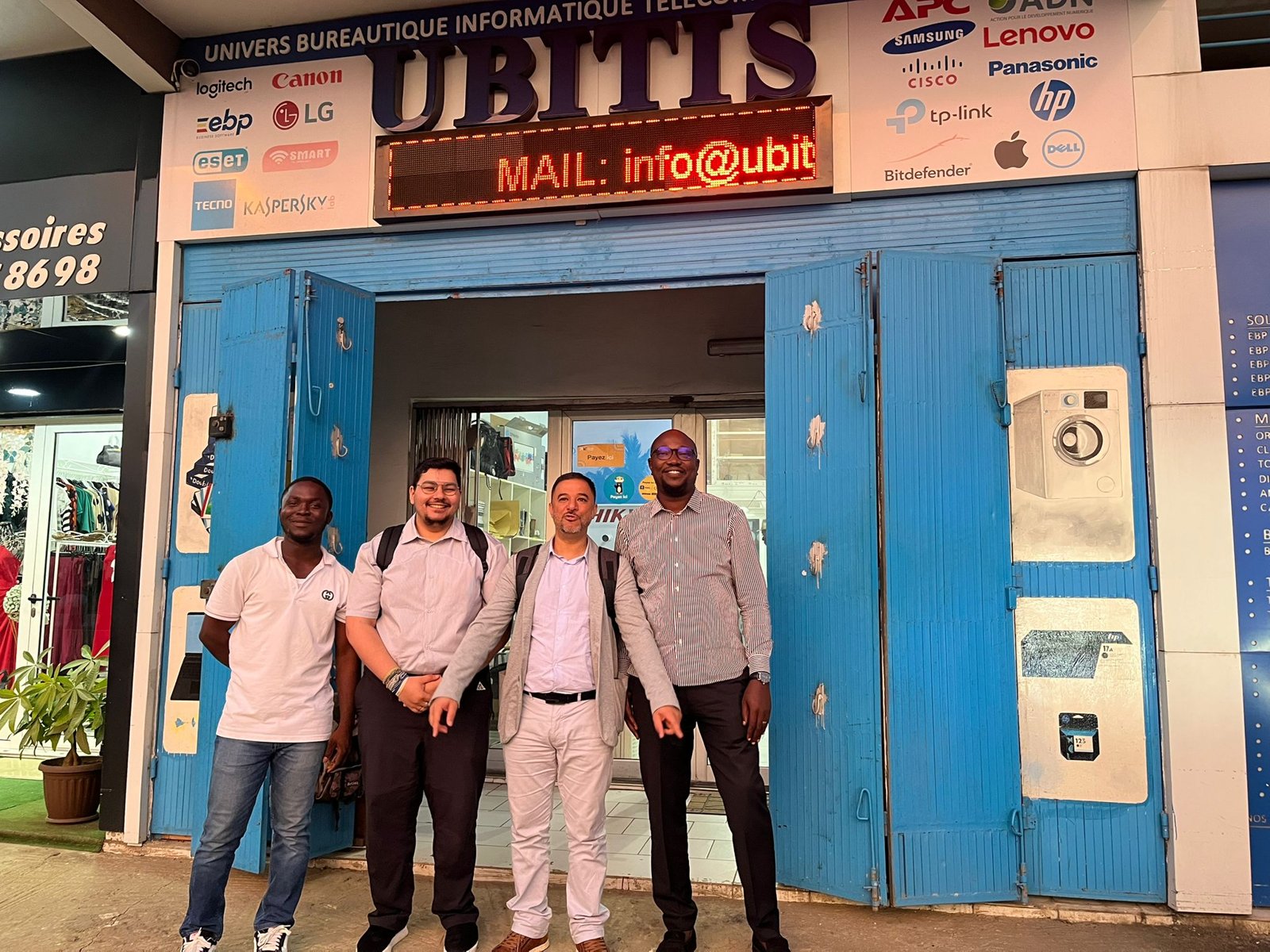 L’équipe UBITIS devant la boutique à Abidjan