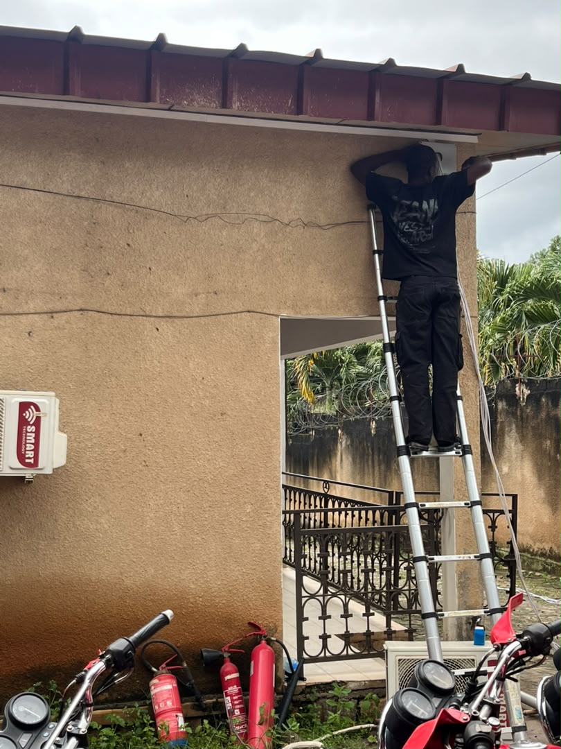 Technicien UBITIS posant un câble réseau à Man